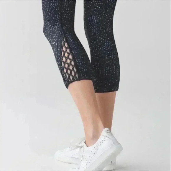 Lululemon True Self Crop II Samba Snake Battleship Blk Leggings size 6 - Picture 2 of 8